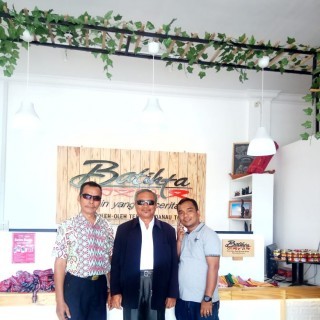 Tamue Batikta. Pusat oleh-oleh terbaik Danau Toba