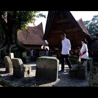 Huta Siallagan: Di Antara Batu Persidangan dan Pohon Kebenaran